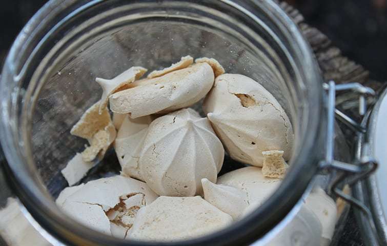 Le meringhe sono senza grassi perchè fatte con il bianco d'uovo. Si possono anche fare in versione vegan come spiegatu qui